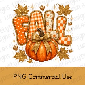Könnte beinhalten: Ein Grafikdesign mit dem Wort FALL in Buchstabenform mit orangefarbenen Punkten, orangefarbenem Vichy-Muster und Blumenmotiven. Unter dem Text befindet sich ein großer orangefarbener Kürbis mit einer goldenen Glitzerschleife und Ahornblättern.