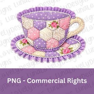 Op de afbeelding: Een gequilte kop en schotel set in paars, roze en crème. De kop heeft een patchwork ontwerp met bloemaccenten en een gerimpelde rand. De schotel heeft een bijpassend ontwerp met een kleine roos. De tekst "PNG - Commercial Rights" staat onderaan.
