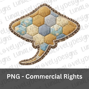 Pode incluir: Um design de arraia acolchoada com um padrão de patchwork de formas hexagonais azuis, bege e marrons. As bordas são adornadas com uma borda marrom com babados e costuras brancas. O texto "PNG - Commercial Rights" está incluído.