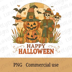 Può includere: Illustrazione a tema Halloween con una zucca impilata con un cappello da strega, una figura di spaventapasseri e pipistrelli su uno sfondo patchwork. Le parole "HAPPY HALLOWEEN" sono in arancione. L'immagine è un file PNG per uso commerciale.