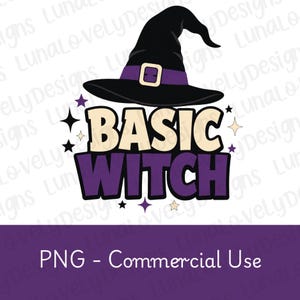 Può includere: Un design grafico raffigurante un cappello da strega nero con una fascia viola e una fibbia dorata sopra il testo BASIC WITCH in lettere stampatello color crema e viola, circondato da piccole stelle viola e crema su uno sfondo bianco.