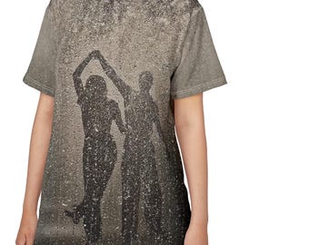 Camiseta unisex con corte y costura "Danza de la Lluvia Romántica" (AOP): Camiseta minimalista con silueta de pareja, camiseta artística y emotiva, regalo estético