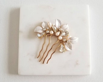 Wedding Hair Comb, Freshwater Pearl Floral Bridal Hair Comb, Gold Leaf Crystal Freshwater Pearl Hair Comb