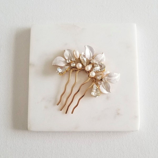 Wedding Hair Comb, Freshwater Pearl Floral Bridal Hair Comb, Gold Leaf Crystal Freshwater Pearl Hair Comb