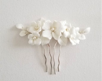 Peineta de pelo de boda blanca moderna para novia con flores de porcelana, accesorio floral para el pelo de boda con perlas de agua dulce y flores de arcilla