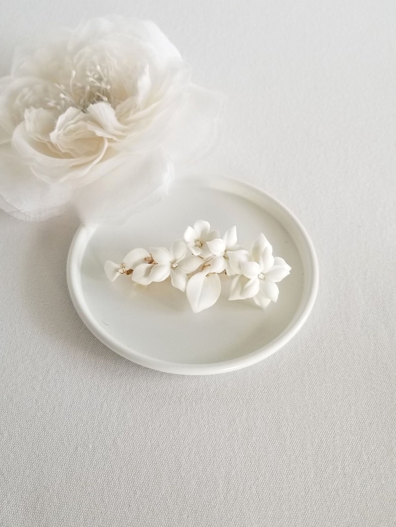 Clip de pelo de boda flores de porcelana, barrette de pelo de boda floral pequeño, clip de pelo nupcial de flor de arcilla imagen 1
