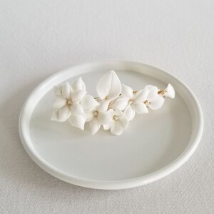 Clip de pelo de boda flores de porcelana, barrette de pelo de boda floral pequeño, clip de pelo nupcial de flor de arcilla imagen 4