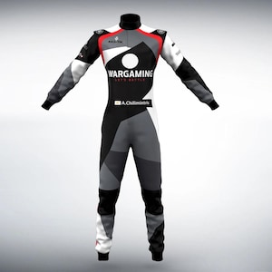 Puede incluir: Un traje de carreras negro, blanco y gris con patrones geométricos. El traje tiene las palabras "Wargaming Let's Battle" y "A.Chilimintris" impresas en la parte delantera.