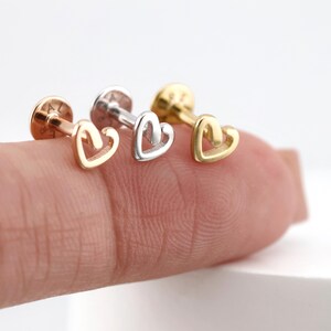 Pendiente de botón plano con forma de corazón en oro rosa macizo de 14 k • Pendiente de botón en oro macizo de 14 k • Perforación de parte posterior plana para hélix y trago • Perforación de oro auténtico