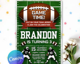 Peut inclure: Une invitation d'anniversaire sur le thème du football vert et blanc pour un garçon qui fête ses trois ans. L'invitation représente un ballon de football, un terrain de football et deux joueurs de football. Le texte sur l'invitation indique "Game Time!" et "Brandon a 3 ans".