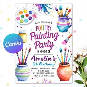以下が含まれることがあります： 絵筆が飾られたポット、パレット、ペンキの飛び散りなど、陶器ペイントパーティーのカラフルな招待状。招待状には「Pottery Painting Party」の文字と、アメリアの5歳の誕生日の詳細が記載されています。