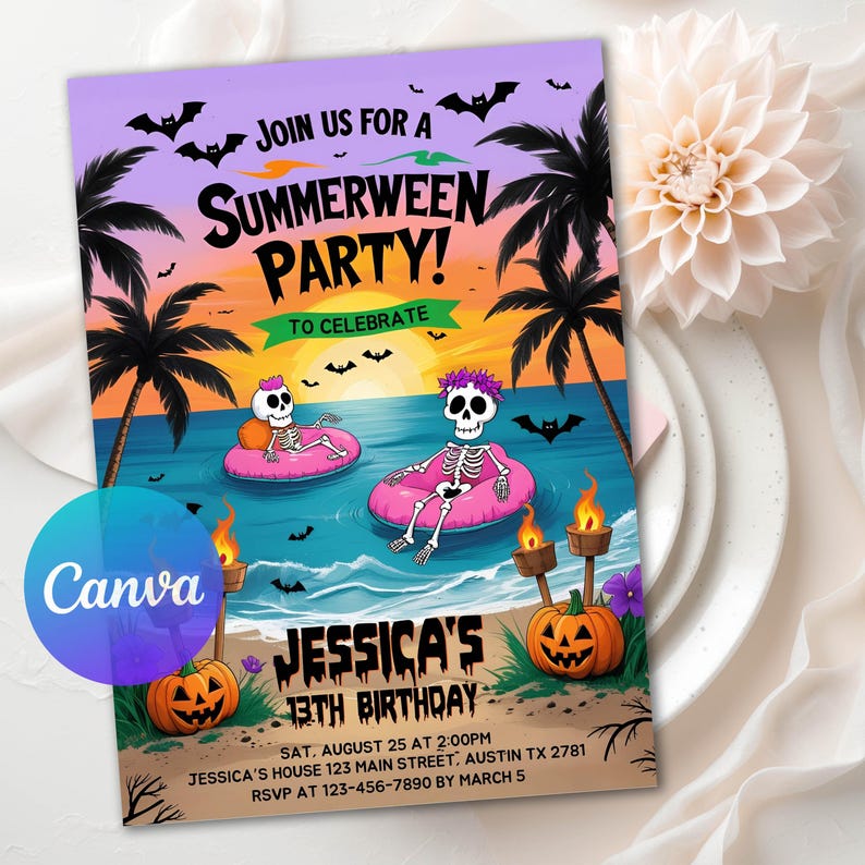 Puede incluir: Una colorida invitaci&oacute;n para una fiesta de Summerween, con esqueletos en flotadores, palmeras, murci&eacute;lagos y calabazas. El texto dice "&iexcl;&Uacute;nete a nuestra fiesta de Summerween!" y "13 cumplea&ntilde;os de Jessica".