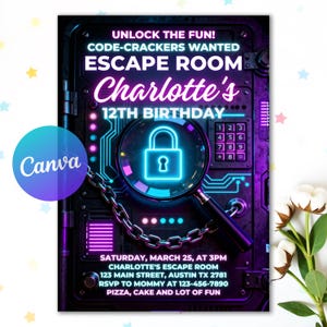 以下が含まれることがあります： シャーロットの12歳の誕生日の脱出ゲームパーティーの招待状。デザインは、拡大鏡の中のネオンブルーの南京錠と「UNLOCK THE FUN! CODE-CRACKERS WANTED ESCAPE ROOM Charlotte's 12TH BIRTHDAY」というテキストが特徴です。