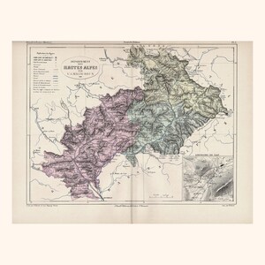 Op de afbeelding: Antieke kaart van de regio Hautes-Alpes in Frankrijk, met gedetailleerde geografische kenmerken. De kaart is gekleurd in roze, groen en geel, met Franse tekst. Het bevat een kleinere inzetkaart en is omlijst met een crèmekleurige rand.