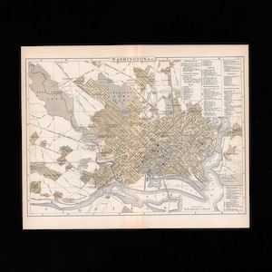Peut inclure: Une carte imprimée vintage de Washington D.C. présentant un système de grille avec des coordonnées lettrées et numérotées. La carte affiche les rues, les parcs et le fleuve Potomac dans des tons beige, gris et noir, avec une échelle en miles.