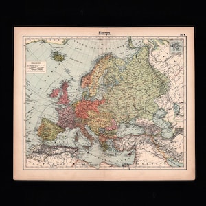 Op de afbeelding: Een gedrukte kaart van Europa in vintage-stijl met de titel Europa No. 4, voorzien van regio's in zachte pasteltinten, gedetailleerde kustlijnen, bergketens en wateren met Duitse labels, inclusief een kleine inzetkaart in de rechterbovenhoek.