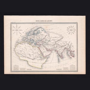 Peut inclure: Une carte géographique ancienne sur papier intitulée MONDE CONNU DES ANCIENS, représentant le monde connu de l'Antiquité. La carte présente un parchemin beige avec des lignes à l'encre noire montrant l'Europe, l'Afrique et l'Asie.
