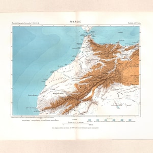 Puede incluir: Mapa antiguo de Marruecos, que muestra la topografía del país. La costa es azul, con la tierra en tonos marrones y beige. El título "MAROC" está en la parte superior. La escala se indica en la parte inferior, con medidas en kilómetros.