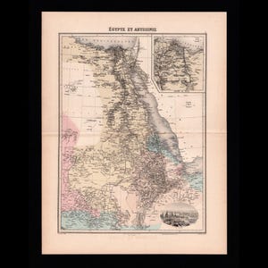 Może przedstawiać: Antyczna mapa zatytułowana "ÉGYPTE ET ABYSSINIE" z naniesionymi szczegółowymi oznaczeniami geograficznymi, siatką kartograficzną oraz mniejszą mapą wstawkową delty Nilu. Mapa utrzymana jest w stonowanych pastelowych odcieniach różu, błękitu i beżu z owalną ilustracją Kairu.