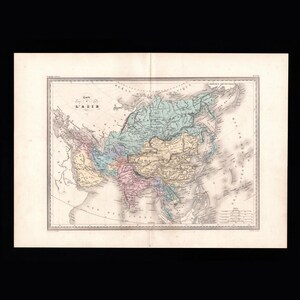 Może przedstawiać: Antyczna mapa zatytułowana Carte de L'Asie z ręcznie kolorowanymi regionami w odcieniach niebieskiego, żółtego, różowego i zielonego. Mapa przedstawia szczegóły geograficzne kontynentu azjatyckiego, w tym linie brzegowe, góry i wody.