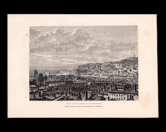 Può includere: Un'incisione in bianco e nero che raffigura una vista panoramica di Lione dalle alture della Croix-Rousse. La stampa mostra densi tetti urbani, campanili e un paesaggio collinare sotto un cielo nuvoloso, con testo nella parte inferiore.