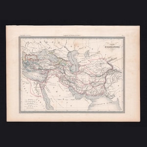 Peut inclure: Une carte historique ancienne intitulée Empire d'Alexandre, imprimée sur du papier couleur crème. La carte présente des contours géographiques détaillés de régions anciennes, dont l'Europe, l'Asie et l'Afrique, avec des lignes rouges.