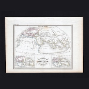 Peut inclure: Une impression de carte historique ancienne intitulée Systeme Geographique de Ptolemee, de Strabon et d'Eratosthene. L'impression présente une grande carte centrale du monde antique avec deux cartes encastrées plus petites en dessous.
