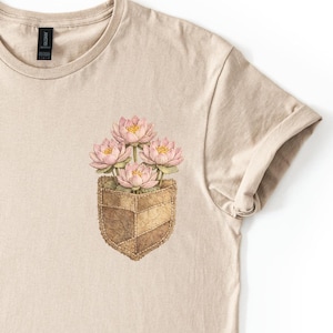 Camiseta con bolsillo y estampado de flores de loto rosa - Camiseta de yoga floral zen