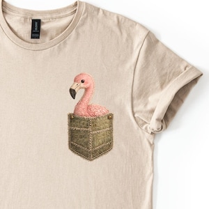 Camiseta Flamingo com Bolso e Patchwork Falso - Estilo Boho Resort com Estampa de Pássaros