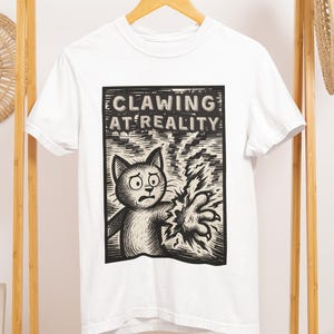 Camiseta vintage surrealista de gato aterrorizado cuestionando la realidad, camiseta retro de dibujos animados de gatito asustado arañando, camiseta de ciencia ficción para amantes de los gatos