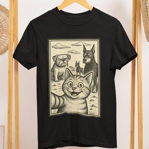 T-shirt Chat souriant prenant un selfie avec des chiens en colère, T-shirt vintage style dessin animé Big Smile Kitty et chiens bouleversés, T-shirt mème amoureux des chats