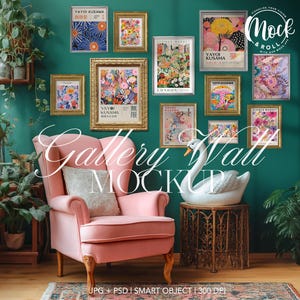 Puede incluir: Una maqueta de pared de galería con impresiones artísticas enmarcadas con diseños florales y abstractos, incluyendo obras de Yayoi Kusama. Un sillón rosa, una estatua de cisne y una mesa decorativa están en primer plano. El texto "Gallery Wall MOCKUP" es visible.