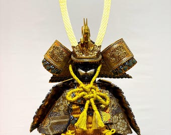 Japanische Vintage-Samurai-Rüstung (Yoroi): Kabuto mit Golddrache und heiligem Hoju-Juwel, Stil der Muromachi-Zeit, von Takemaro