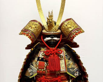 Eine japanische Vintage-Rüstung im Nanboku-cho-Stil,„DerRote General“ – ein Meisterwerk mit goldenem Drachenhelm,gefertigtvon Suisho Musashi