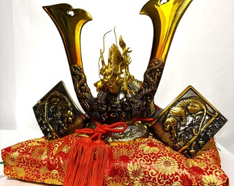 Japanischer Vintage-Samuraihelm Kabuto, reinvergoldeter Drache, Tigermotive, Kamakura-Stil, 1980er