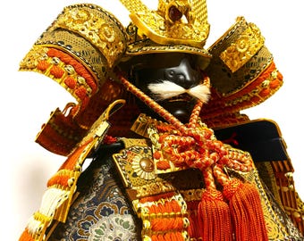 Eine historische Rüstung, gefertigt von Saneyoshi im Kyoto-Stil (Nanboku-cho-Periode), mit Drachenhelm und Blattgoldapplikationen.