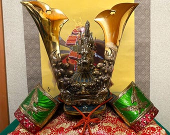 Casco samurái japonés adornado con un gran dragón dorado.
