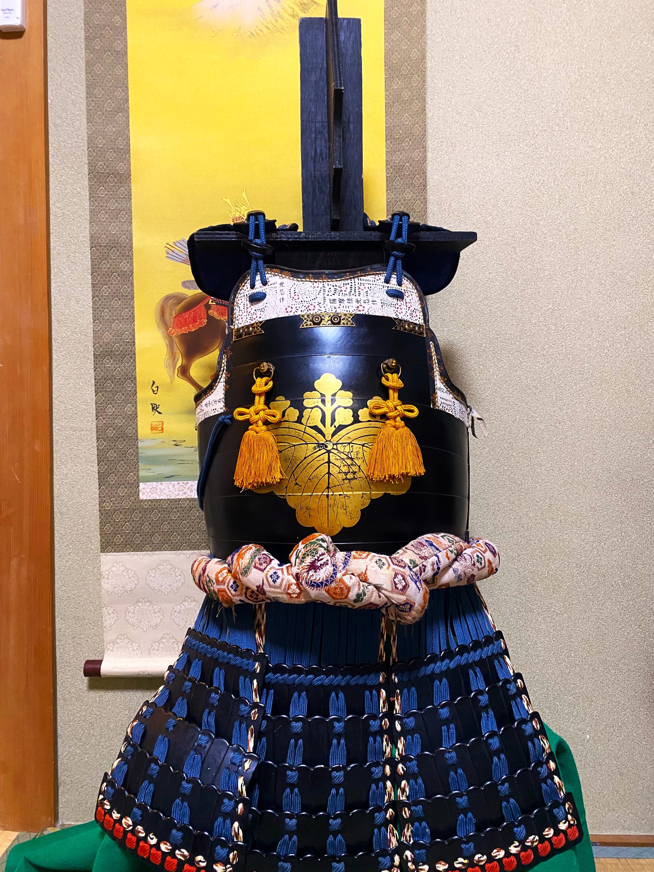 Full-size Japanese samurai armor . Real, wearable armor. Includes display tools. Free shipping. Gosannokiri family crest. Shogun. Edo.