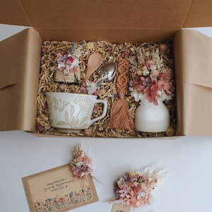 Tea Time Gift Box: Organic Tea, Mug, Dried Flowers