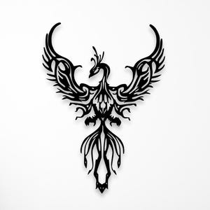 Puede incluir: Una pieza de arte mural de metal negro con un fénix con las alas extendidas, exhibida en una pared blanca. El fénix es un diseño detallado y estilizado, adecuado para la decoración del hogar. La obra de arte está montada sobre un sofá beige.