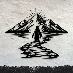 Puede incluir: Arte de pared de metal negro que representa un pingüino caminando hacia una cordillera con un sol naciente. El pingüino está en un camino de piedra. El fondo es una pared blanca texturizada.