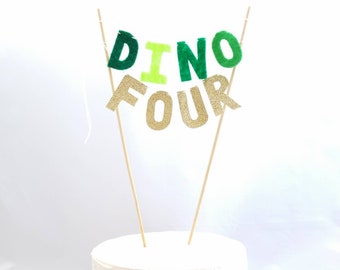 Topper na tort DINO FOUR - wycinany ręcznie filcowy topper na tort z literą - Topper na tort z dinozaurem - dwa Rexy - tort urodzinowy z trzema Rexami - złoty brokatowy dinozaur