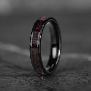 Parringset med volfram, hamrade svarta vigselringar med inlägg av röd opal, unika matchande ringar för honom och henne, presentset med 8 mm och 4 mm bild 3