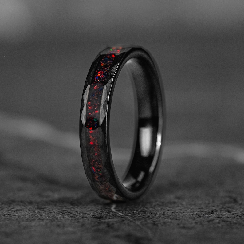 Parringset med volfram, hamrade svarta vigselringar med inlägg av röd opal, unika matchande ringar för honom och henne, presentset med 8 mm och 4 mm bild 3