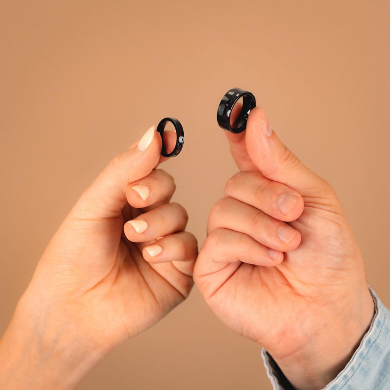 Parringset med volfram, hamrade svarta vigselringar med inlägg av röd opal, unika matchande ringar för honom och henne, presentset med 8 mm och 4 mm bild 4
