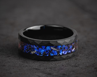 Alianza de boda Galaxy martillada negra, anillo de tungsteno con incrustación de ópalo azul, anillo de compromiso cósmico único para hombre, banda de meteorito de ópalo azul triturado