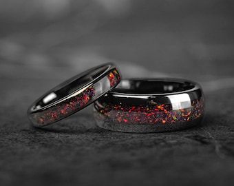 Röd granat volfram parringar set – Hans 8 mm och Hennes 4 mm, matchande vigselringar, svart volfram med röd granatinlägg, röd opal present