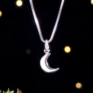 Sterling Zilver Tiny Crescent Moon ZEER KLEIN, Minimalistisch Alleen charme of ketting afbeelding 1