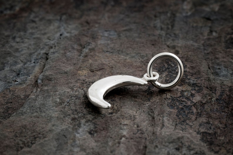 Sterling Zilver Tiny Crescent Moon ZEER KLEIN, Minimalistisch Alleen charme of ketting afbeelding 3