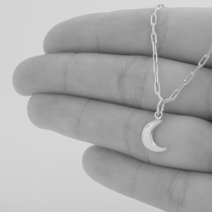 Sterling Zilver Tiny Crescent Moon ZEER KLEIN, Minimalistisch Alleen charme of ketting afbeelding 4